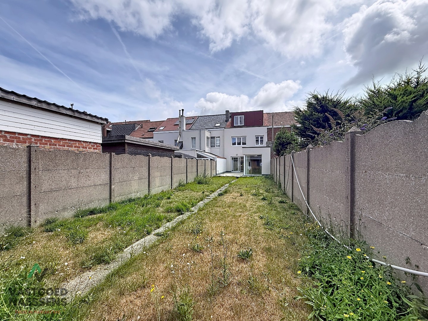 VOLLEDIG GERENOVEERDE 5 SLPK WONING – 2 BADKAMERS – ZONNIGE ZW-TUIN 