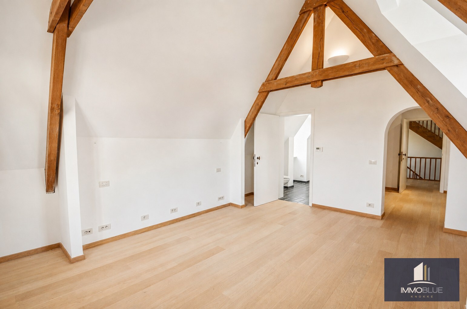 Tijdloze villa met uitzonderlijke vergezichten op een residentiële locatie. 
