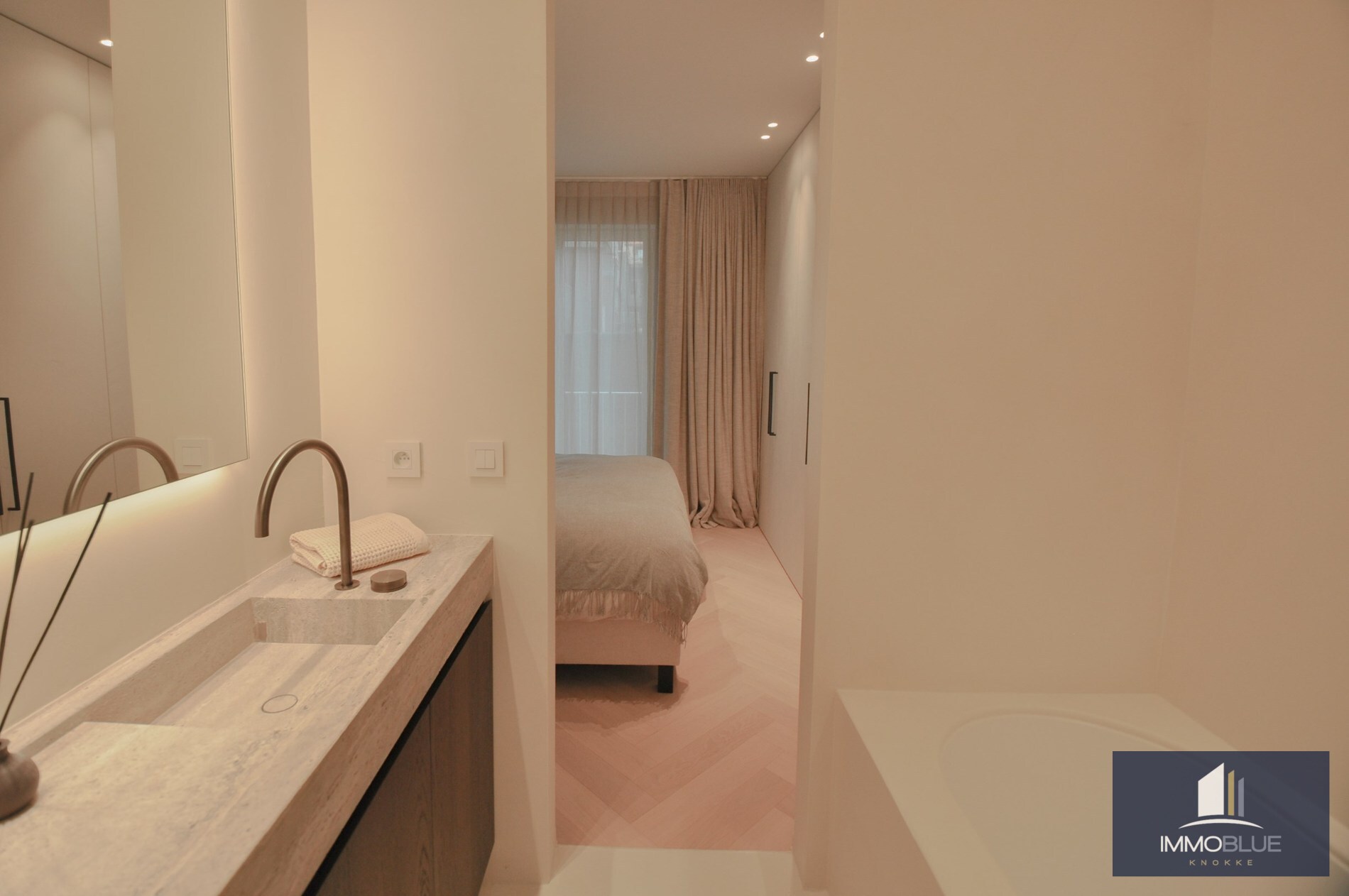 Uitzonderlijk, tijdloos volledig gerenoveerd appartement met een open zicht . 