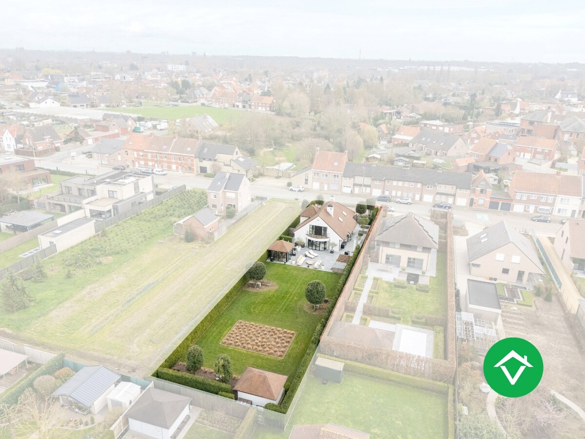 Stijlvolle alleenstaande villa met luxueus interieur en vier slaapkamers te Roeselare 