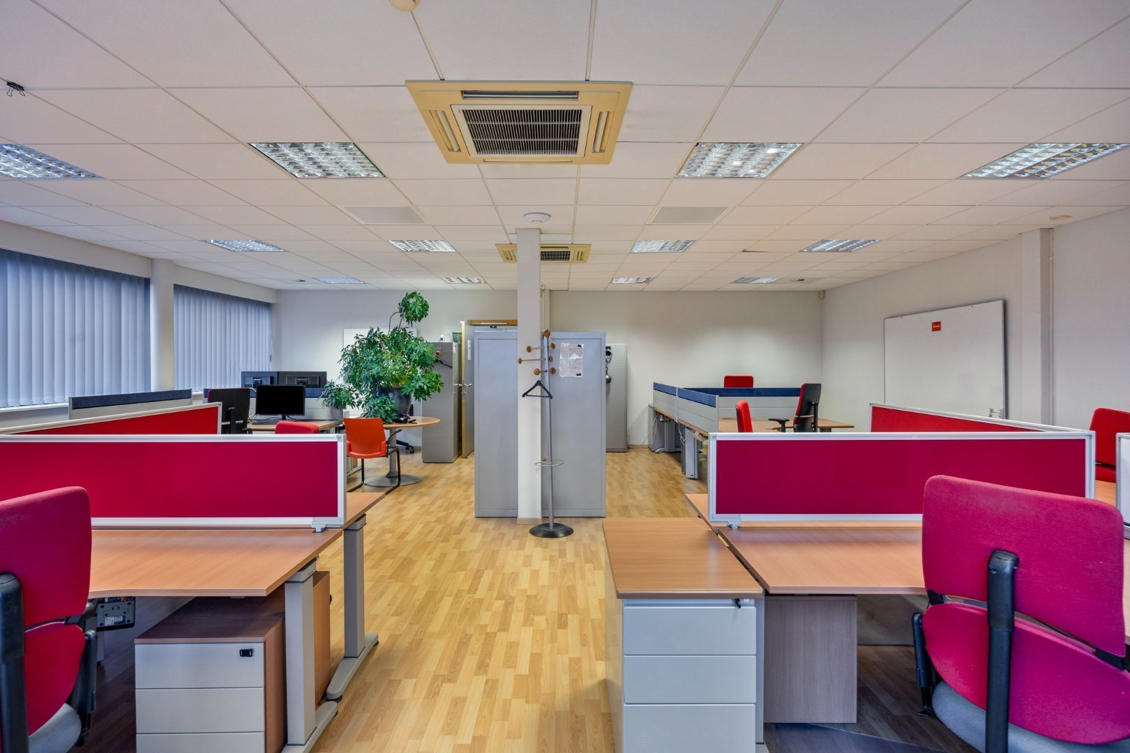 Kantoor te koop in het industriepark te Haasrode/Heverlee met 14 parkings - opp. 626 m² - verkoop van aandelen 