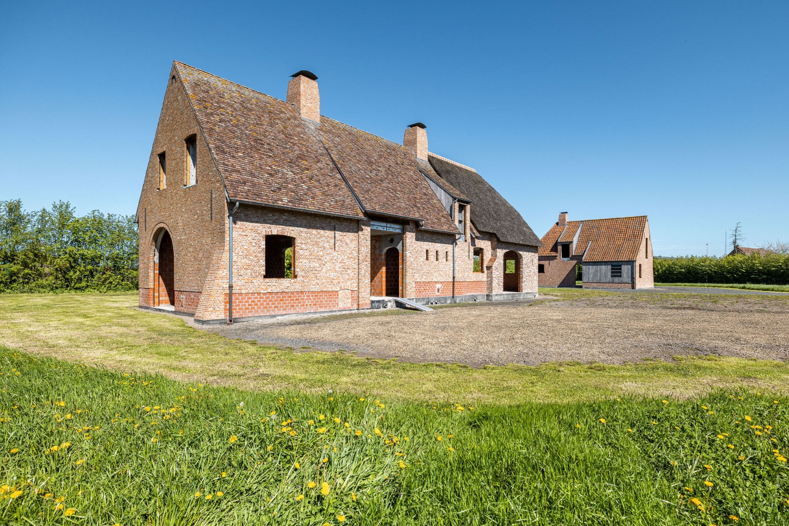 Landelijk gelegen ruwbouwhoeve met bijgebouwen op uitzonderlijk perceel van ca. 9.331 m² 