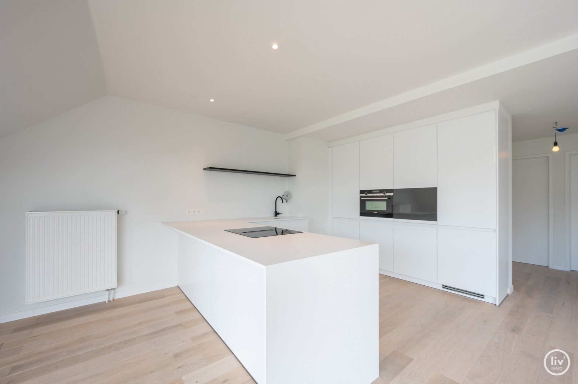 Nieuwbouw duplex in volledig gerenoveerd gebouw van 2021, centraal gelegen nabij Duinenwater, waardoor alle winkels en openbaar vervoer bereikbaar zijn op wandelafstand. 