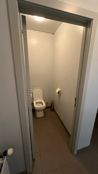 Magazijn met laadkades en kantoor te huur nabij R4 in Melle