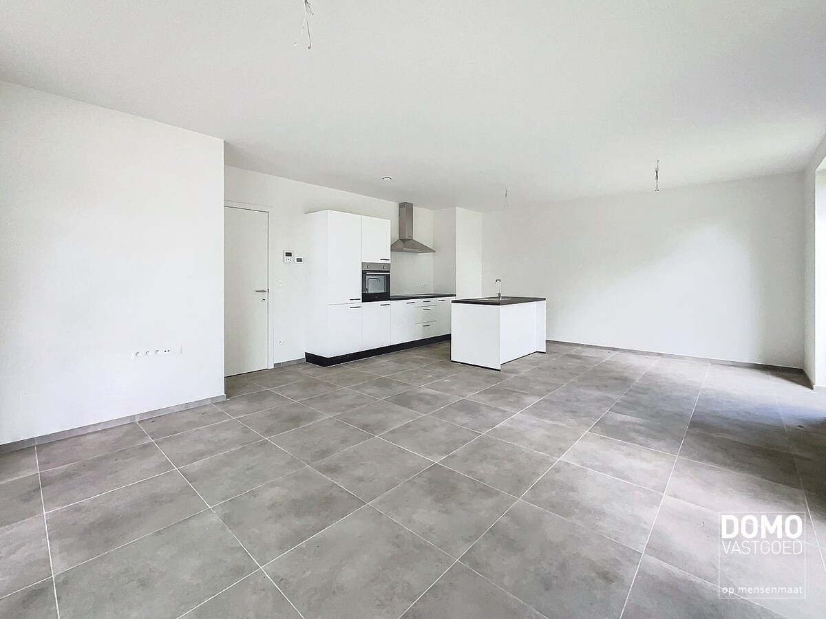 GELIJKVLOERS NIEUWBOUWAPPARTEMENT MET RUIM TERRAS, TUIN &amp; 2 SLAAPKAMERS TE MAASMECHELEN 