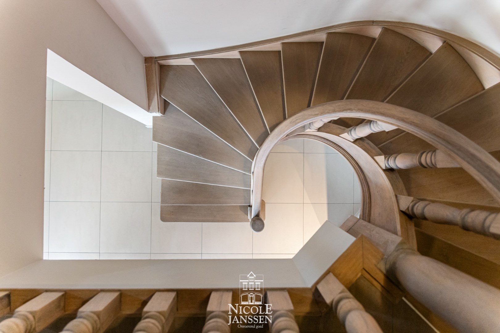 Eiken trap naar de verdieping