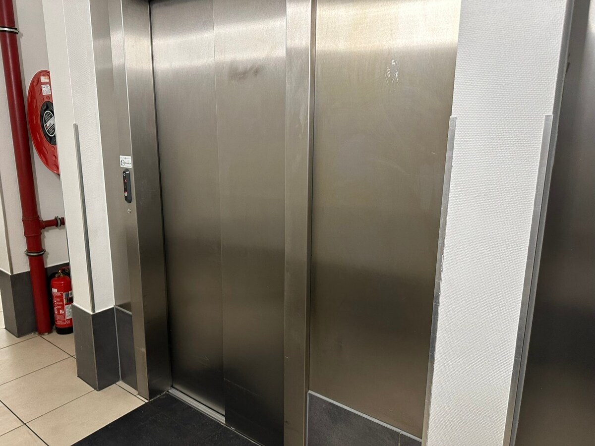 Lichtrijke serviceflat met zonnig terras, privé parking 