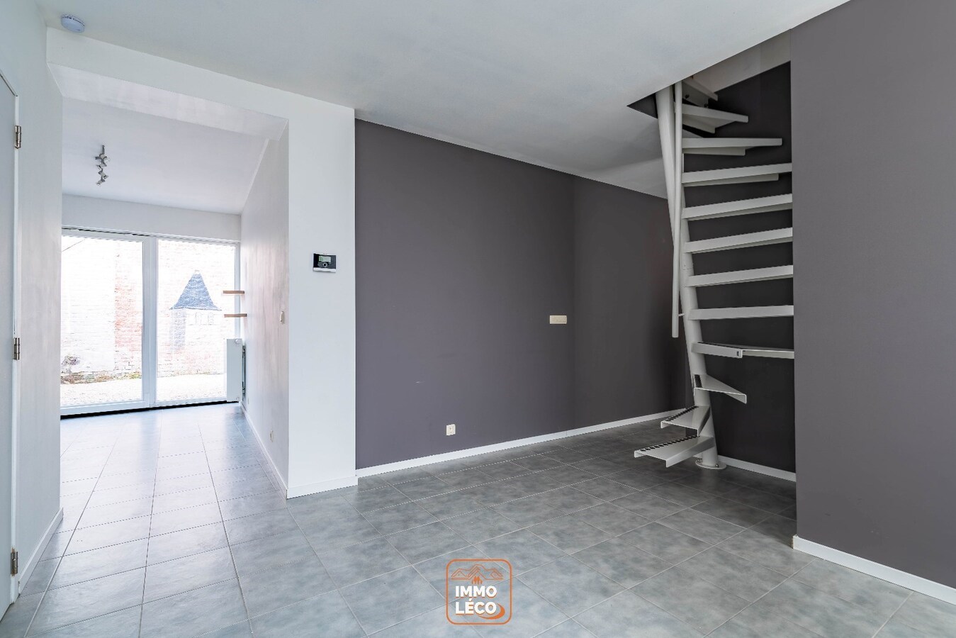 Maison rénovée 2 chambres et grande terrasse/cour, en plein centre de Dottignies ! 