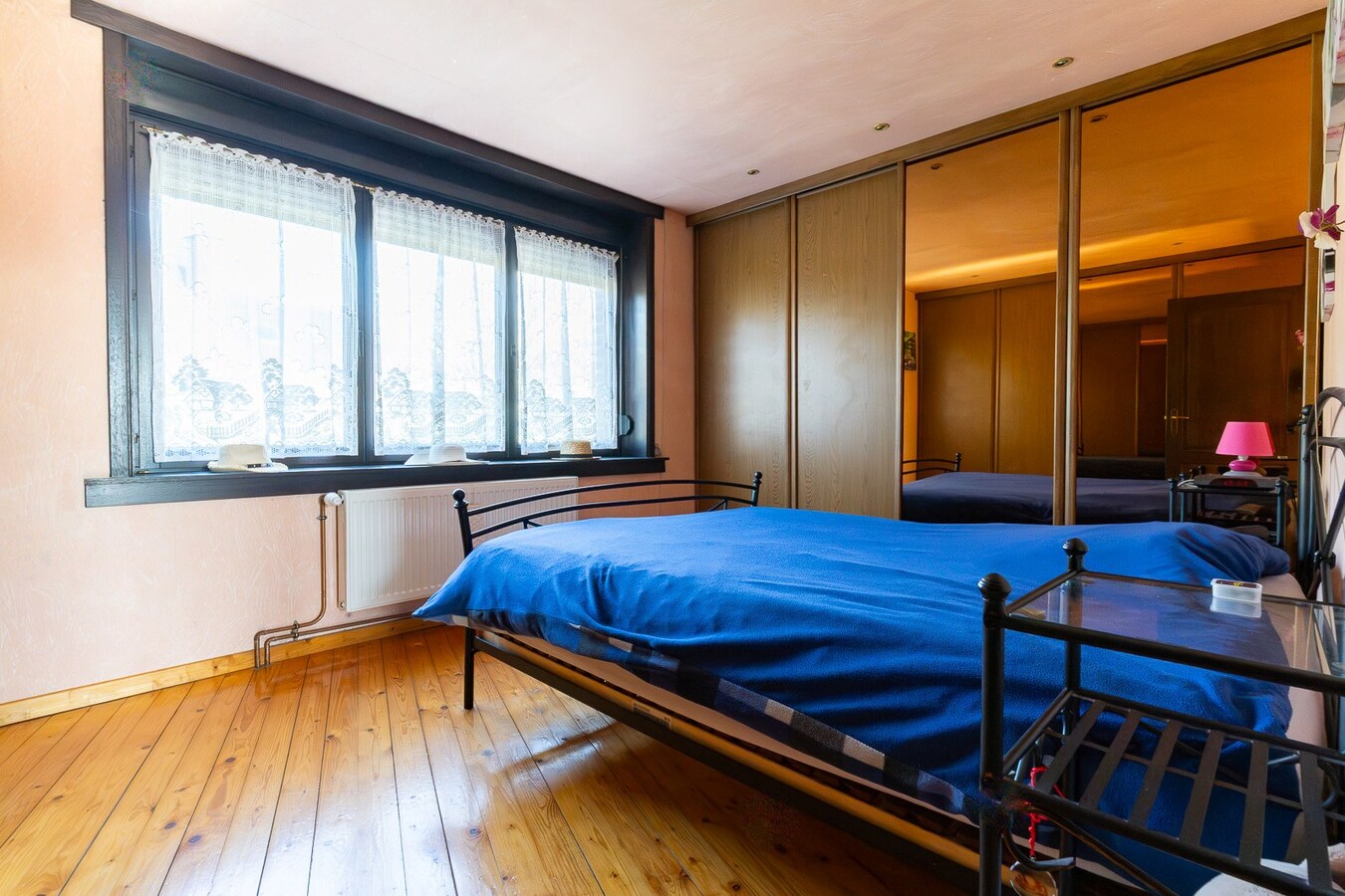 3 façades érigée sur 875m² avec terrain à bâtir, parking privé, double garage. 