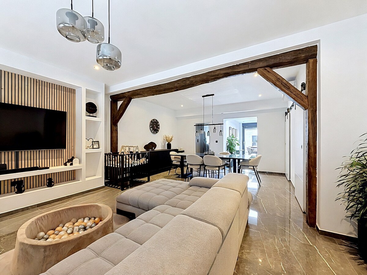 Gerenoveerde halfopen bebouwing EPC B met 3 slaapkamers, dubbele garage en tuin! 