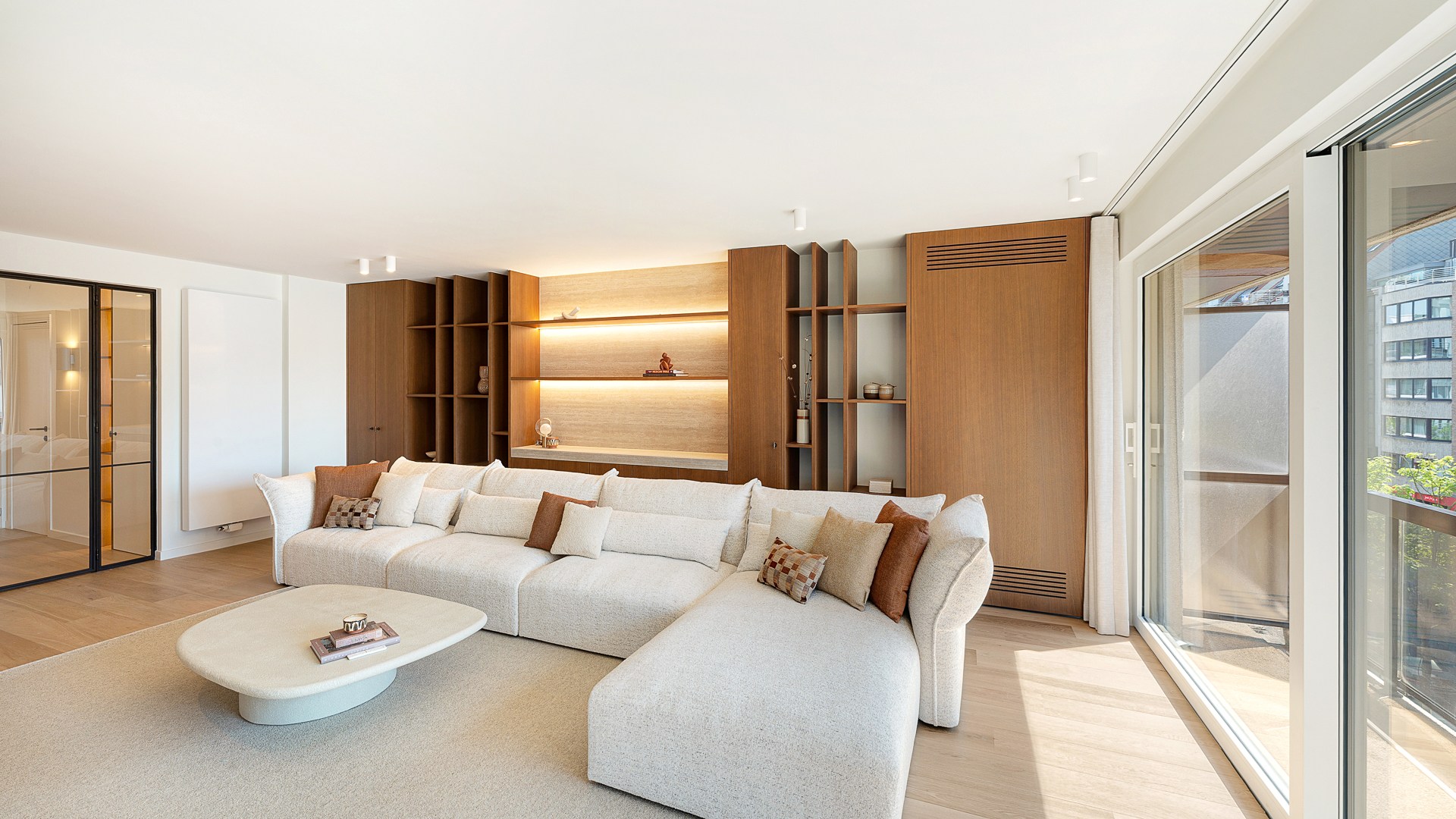 Appartement d'angle spacieux et luxueusement rénové avec des vues dégagées et une largeur de façade de plus de 16 mètres. 