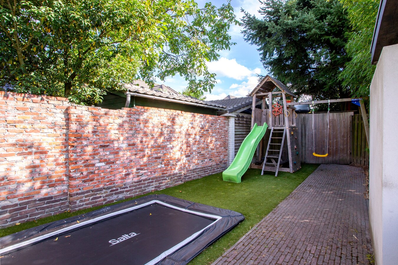 Vrijstaande woning met carport en garage gelegen op een perceel van 437 m2. 