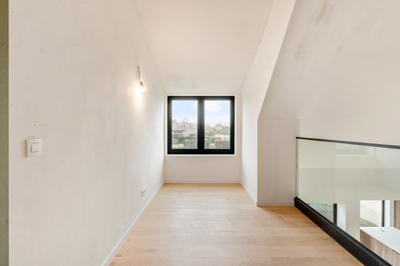 Exclusieve, volledig afgewerkte halfvrijstaande woning na transformatie van bestaande hoeve naar 2 BEN-woningen! 