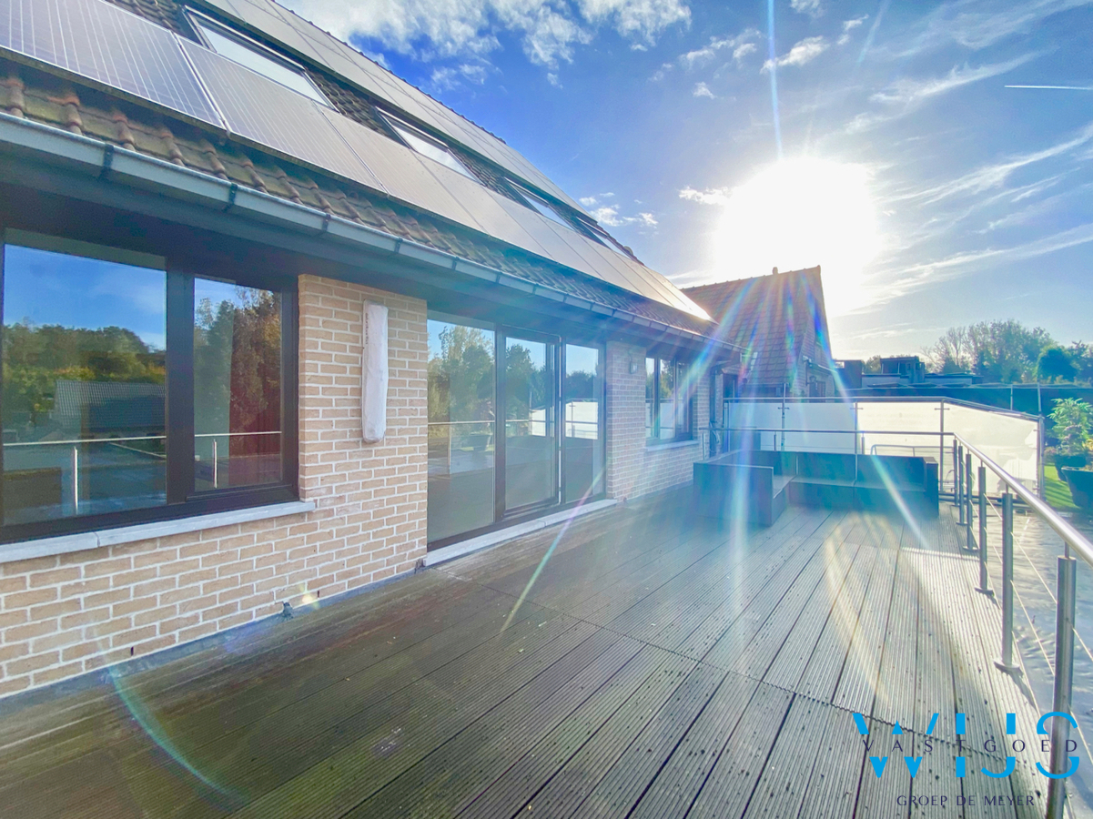 Instapklaar 2 slaapkamer appartement met terras &amp; garage ! 