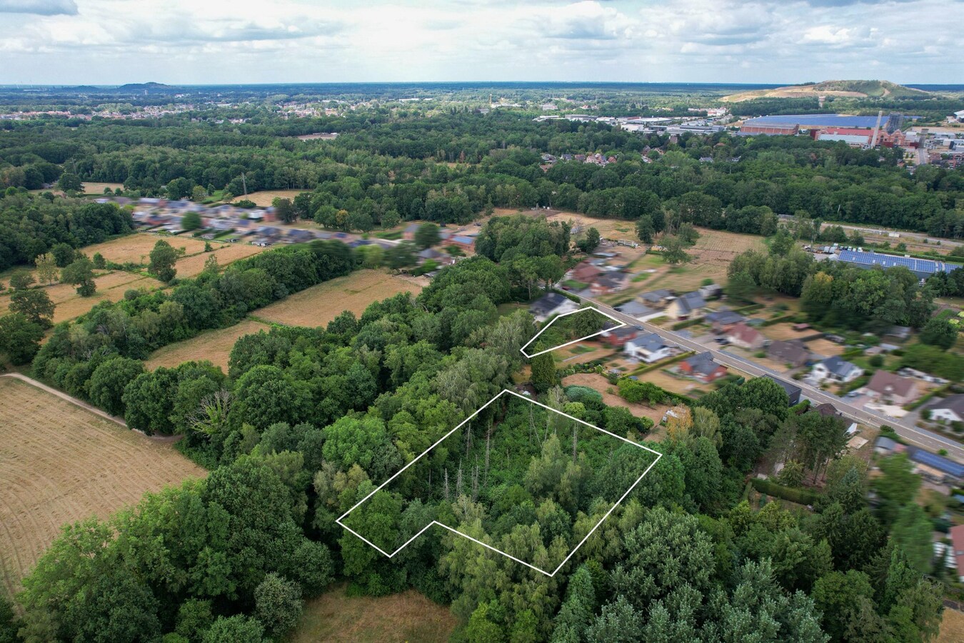 Bouwgrond van circa 8,5 are met een uitzonderlijke straatbreedte van circa 21m 