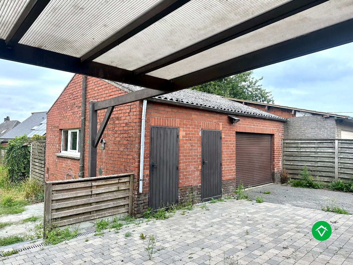 Alleenstaande woning met bakstenen garage en ruime tuin in Ichtegem 