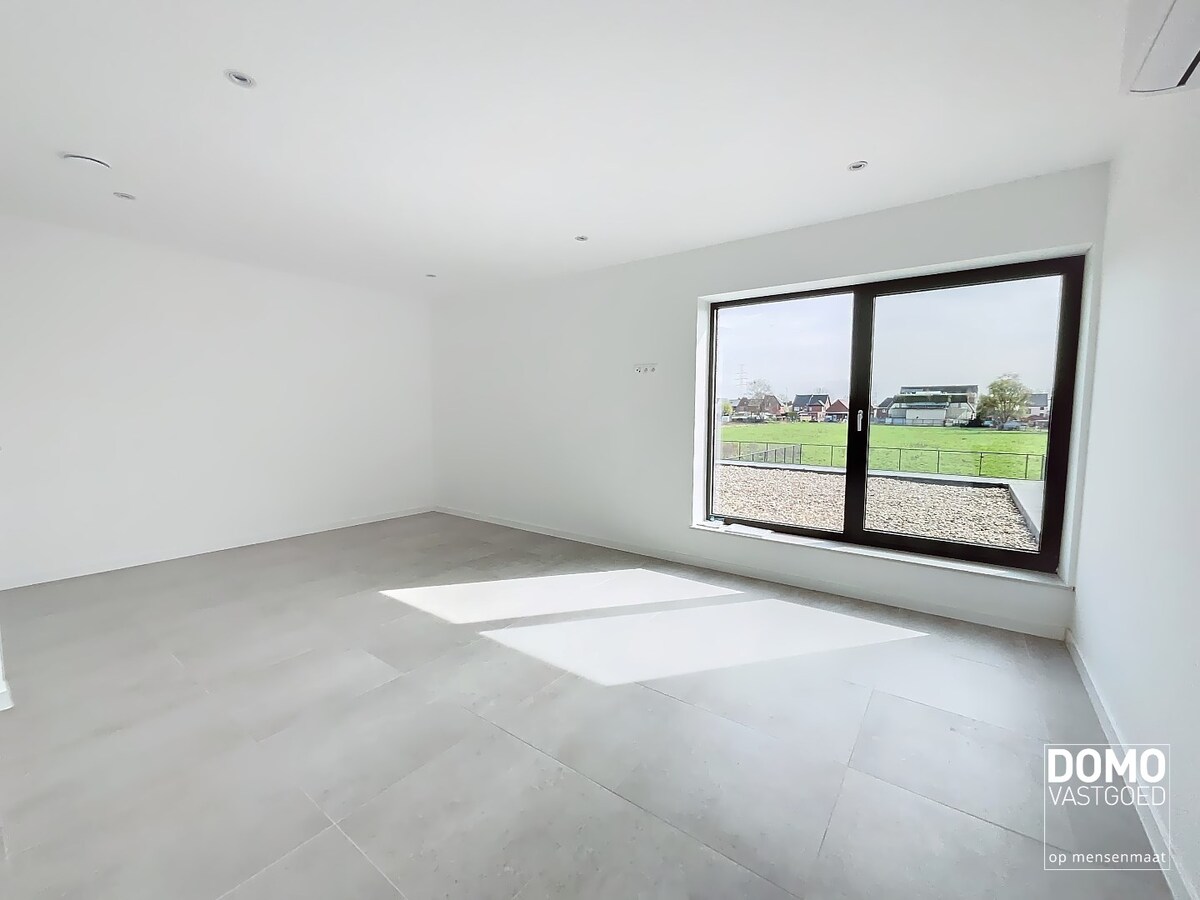 MODERNE NIEUWBOUWWONING MET TUIN,OVERDEKT TERRAS EN INPANDIGE GARAGE TE HASSELT 