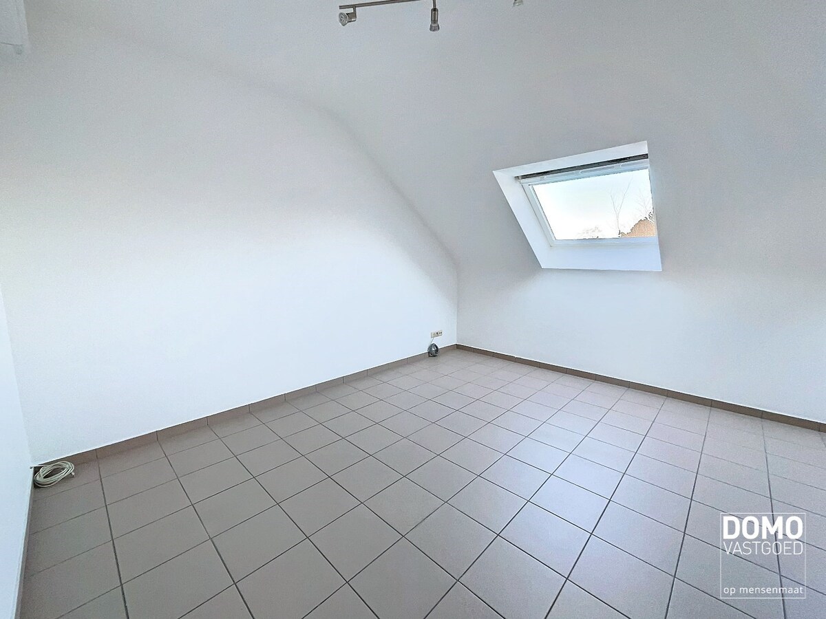 RUIM APPARTEMENT MET 3 SLAAPKAMERS EN GARAGE TE TUILT 