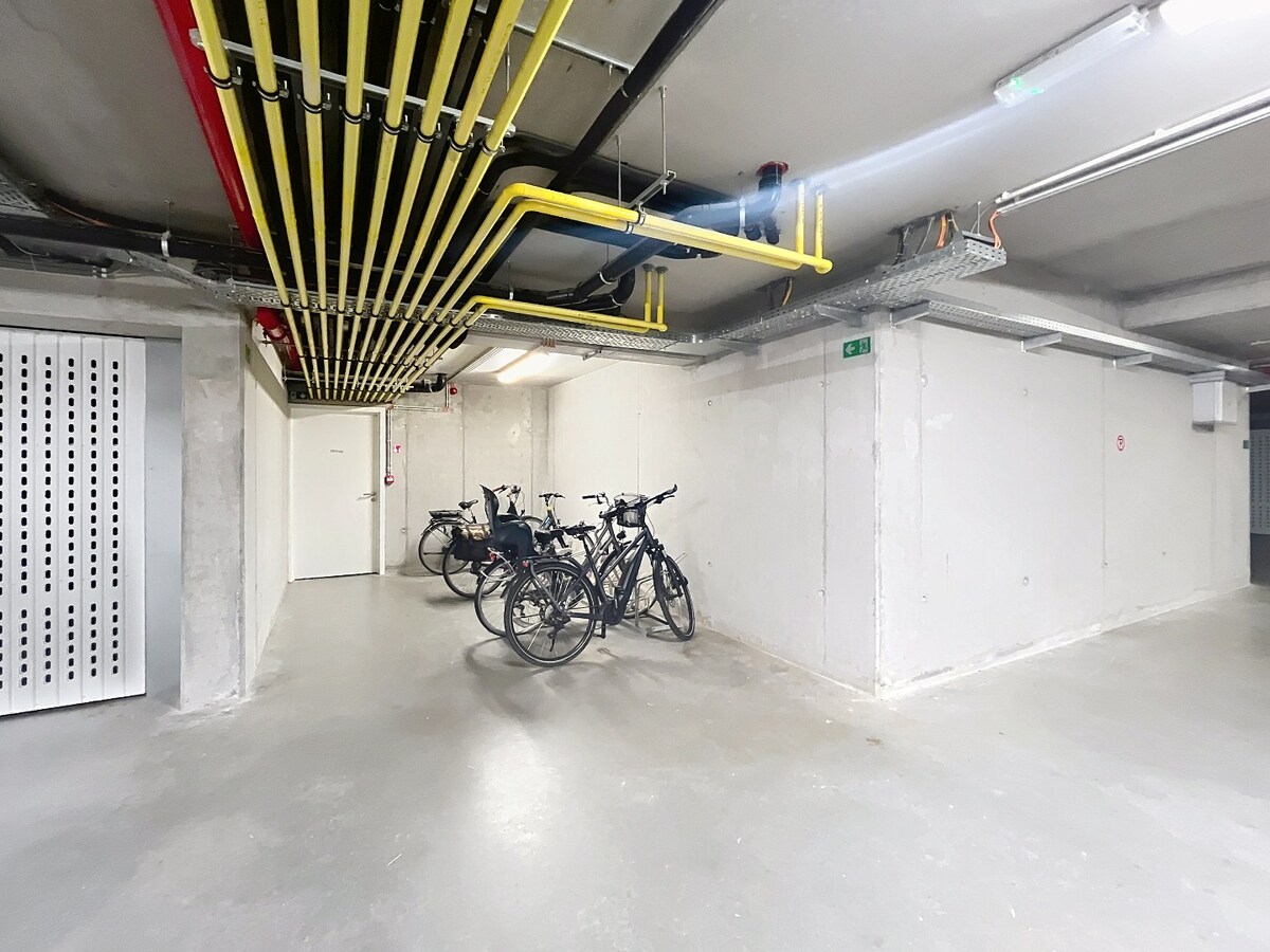 Commercieel kantoor op toplocatie in Aalter met 5 bureau ruimtes 