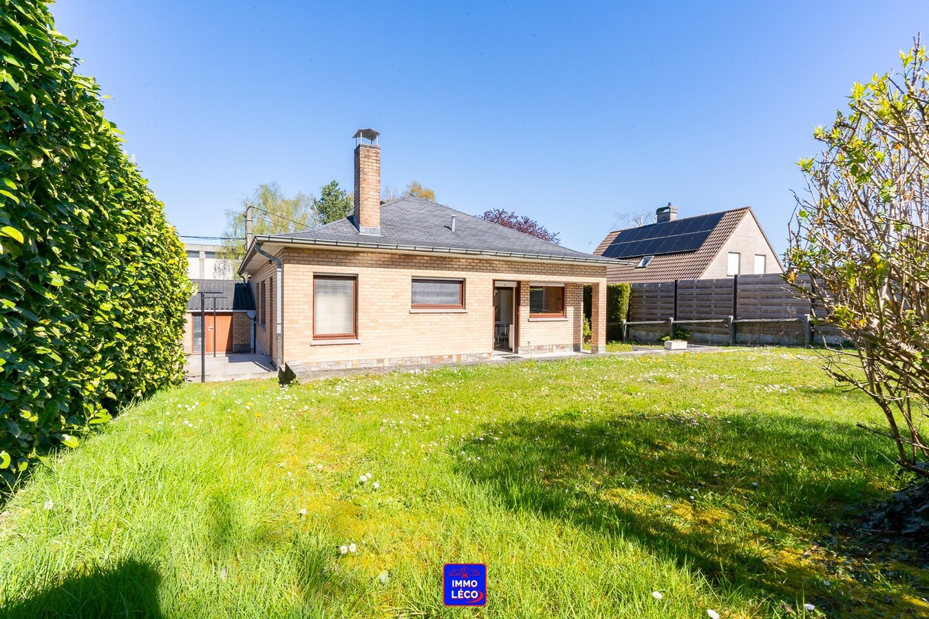 Villa "Plain-Pied" érigée sur 571m² avec garage, terrasse et jardin. 