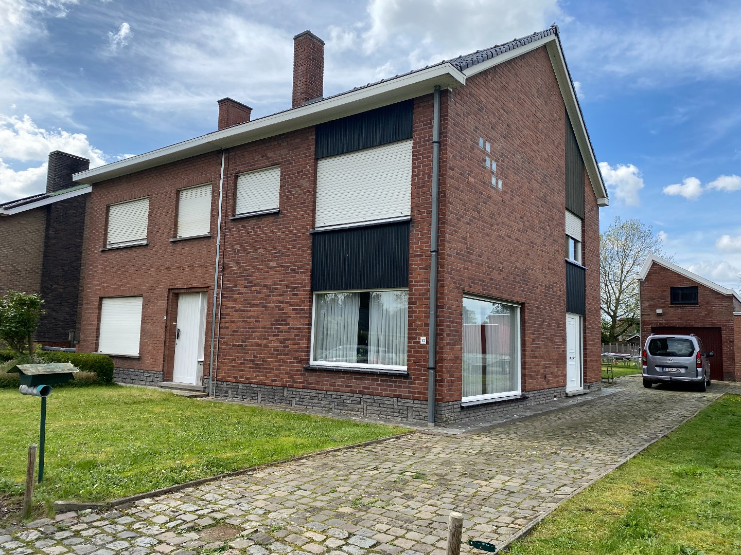 Ruime halfopen woning met tuin en garage op zeer rustige ligging! 