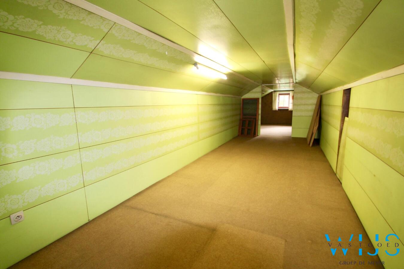 Op te frissen bungalow op een prachtig perceel van 960 vierkante meter te Oostakker ! 