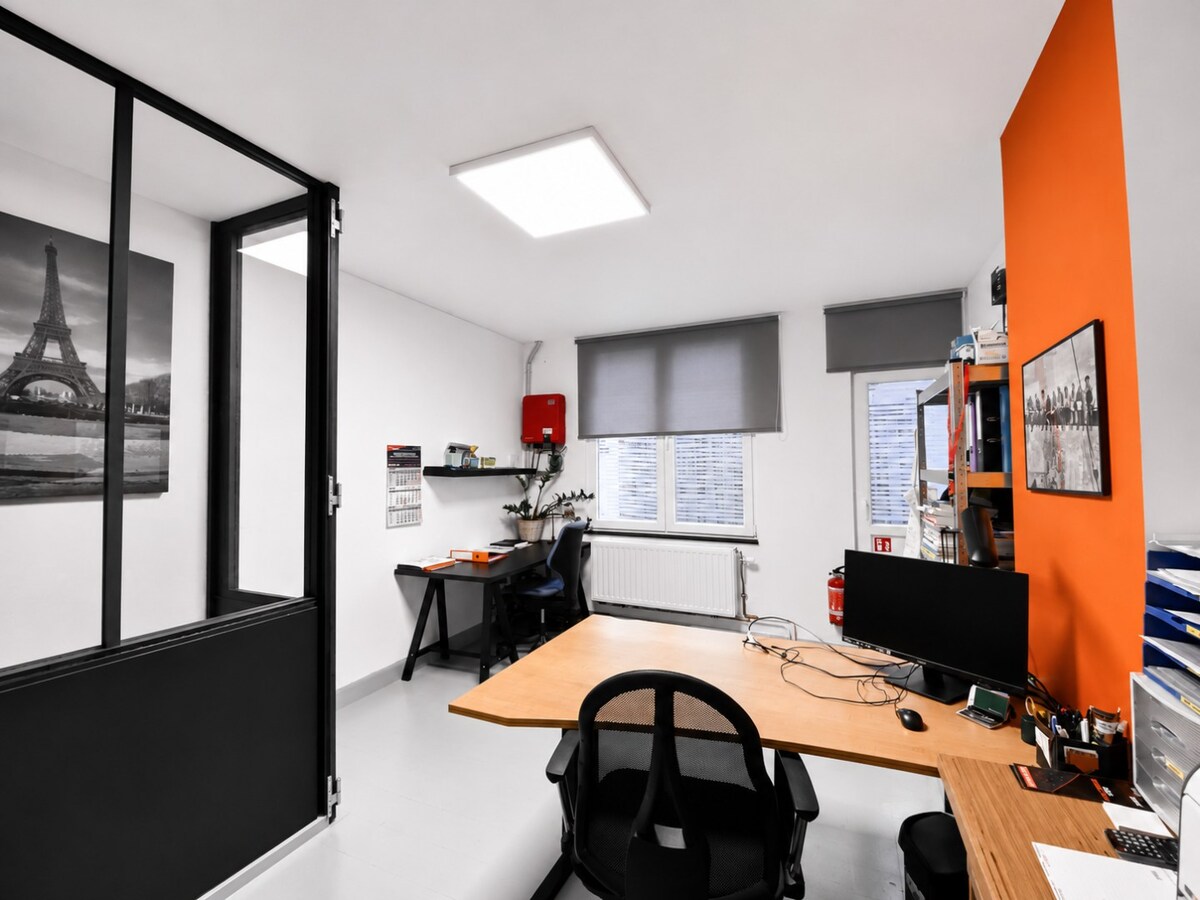 À Tournai : surface commerciale de ±136 m². Excellente visibilité ! 