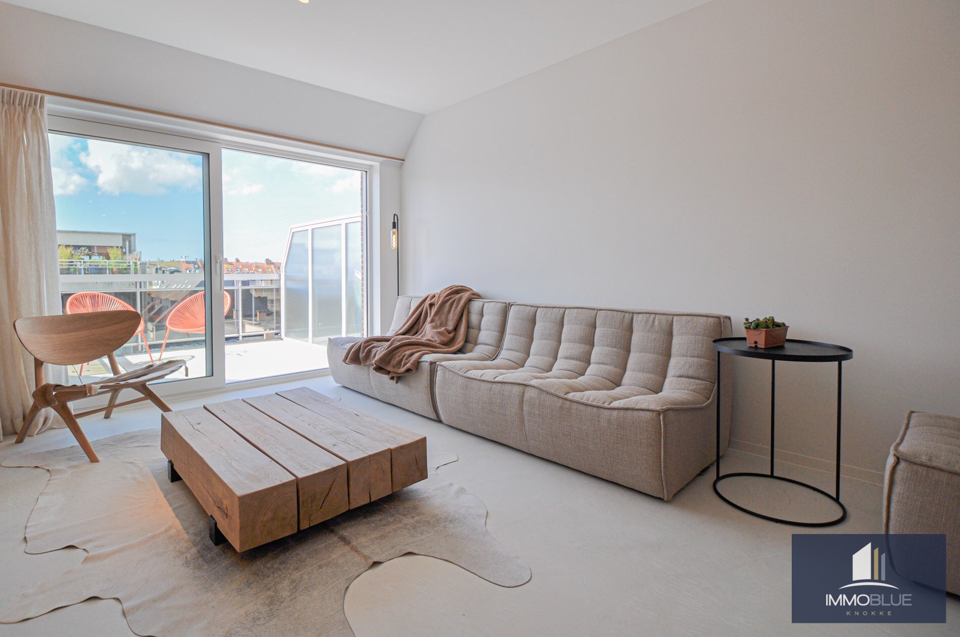 Appartement entièrement rénové avec une grande terrasse ensoleillée. 