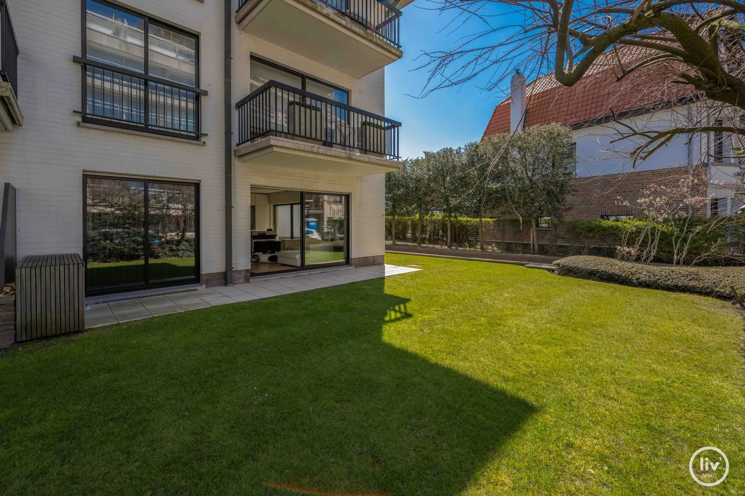 Lichtrijk gelijkvloers-appartement op 50 m wandelafstand van de Zeedijk met ruim terras.