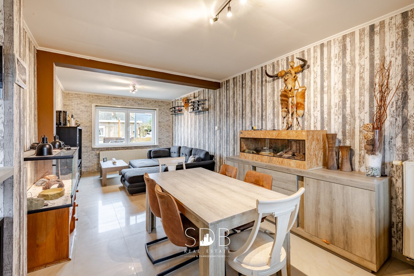 Instapklare half open bebouwing met gezinstuin 