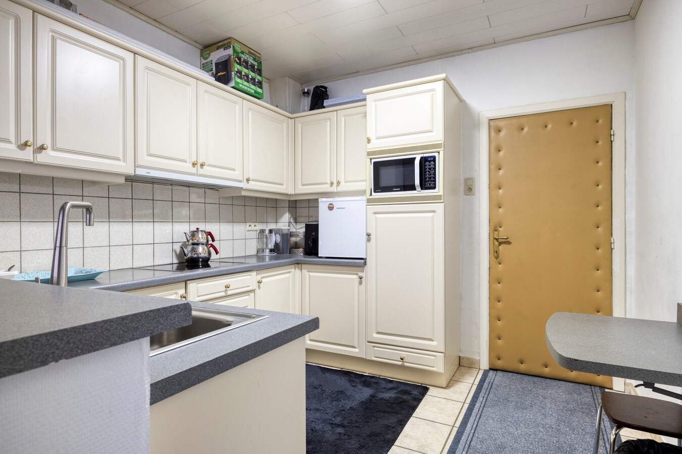 Woning met vergunde loods (300 m² x 2) en bijgebouw (50,50 m²). 