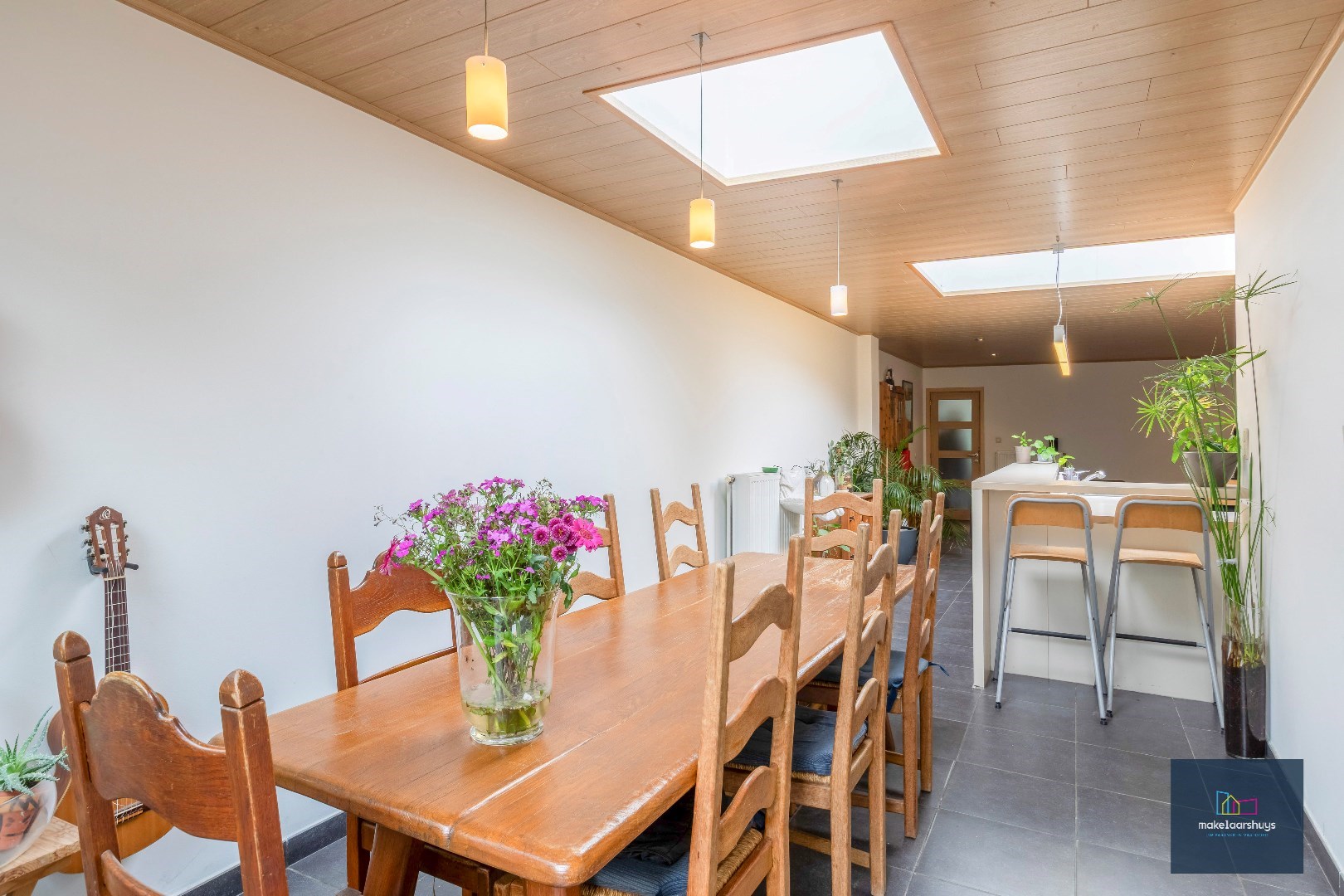 Instapklare woning met aangename tuin en garage 