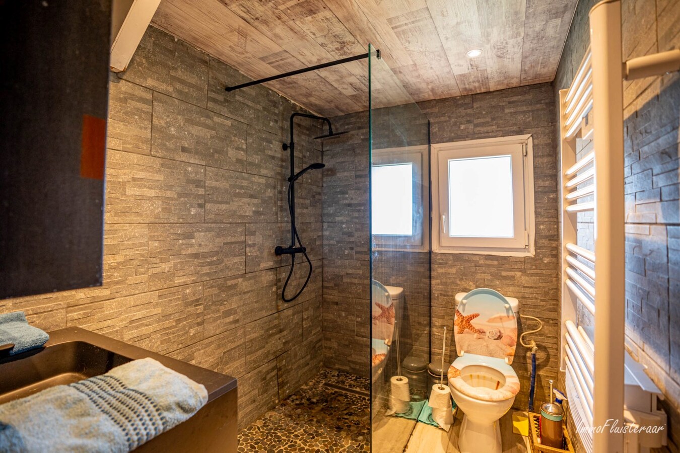 Magnifique complexe équestre avec maison d'entreprise, environ 33 écuries et une piste intérieure sur plus de 5,6 hectares à Bever (Brabant flamand). 