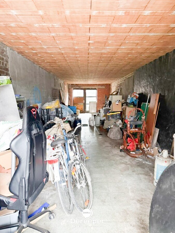 Garagebox met achterliggende grond afzonderlijk te koop 