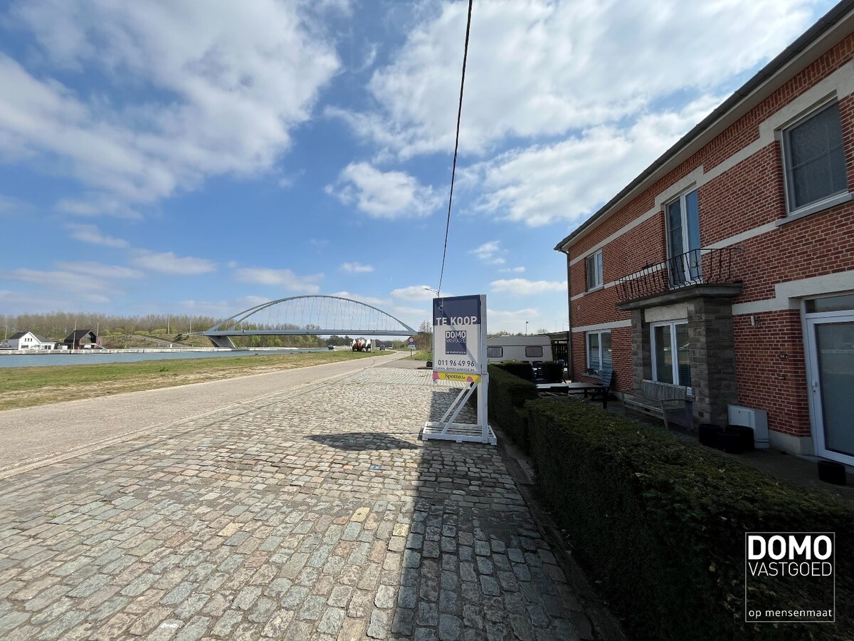 Gezellige en gerenoveerde woning te Stokrooie, gelegen aan het Albertkanaal. 
