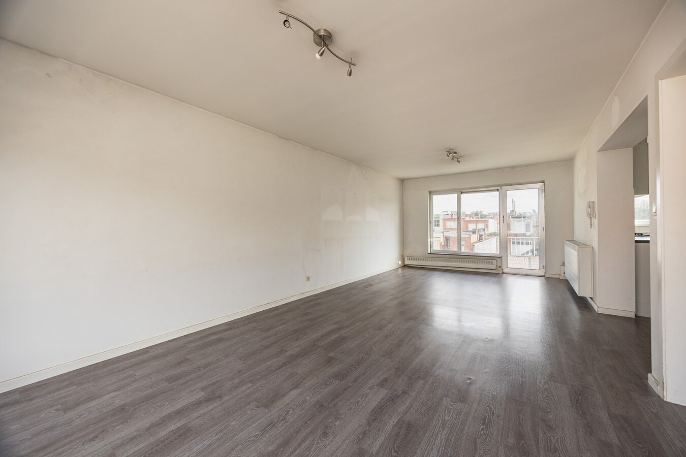Te renoveren appt. met ruim terras te Antwerpen! 