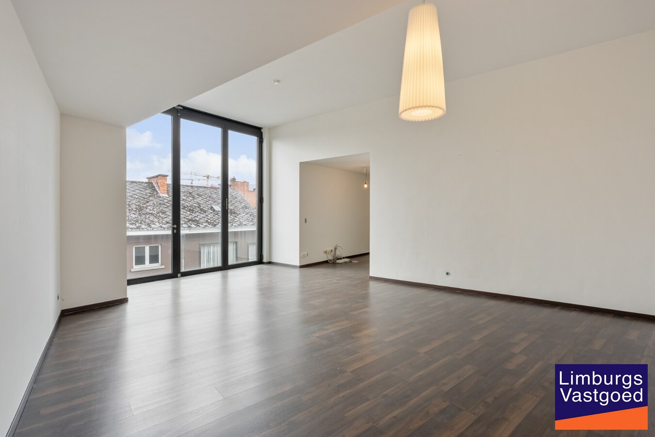 Handelspand, 150m², met 1-slaapkamerappartement op topligging in het centrum 