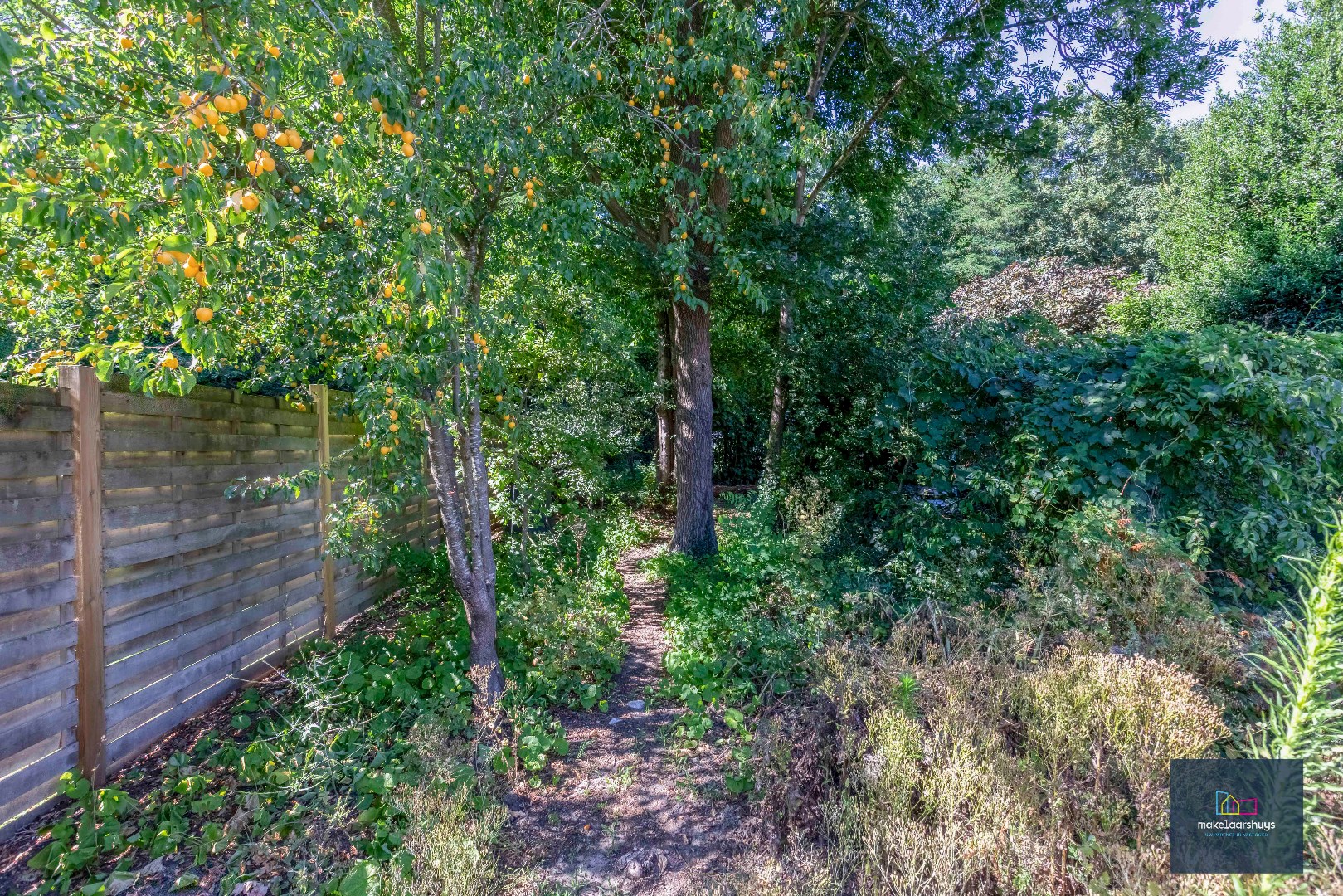 VERKOCHT !!! Residentieel gelegen  te renoveren halfopen bebouwing met tuin 