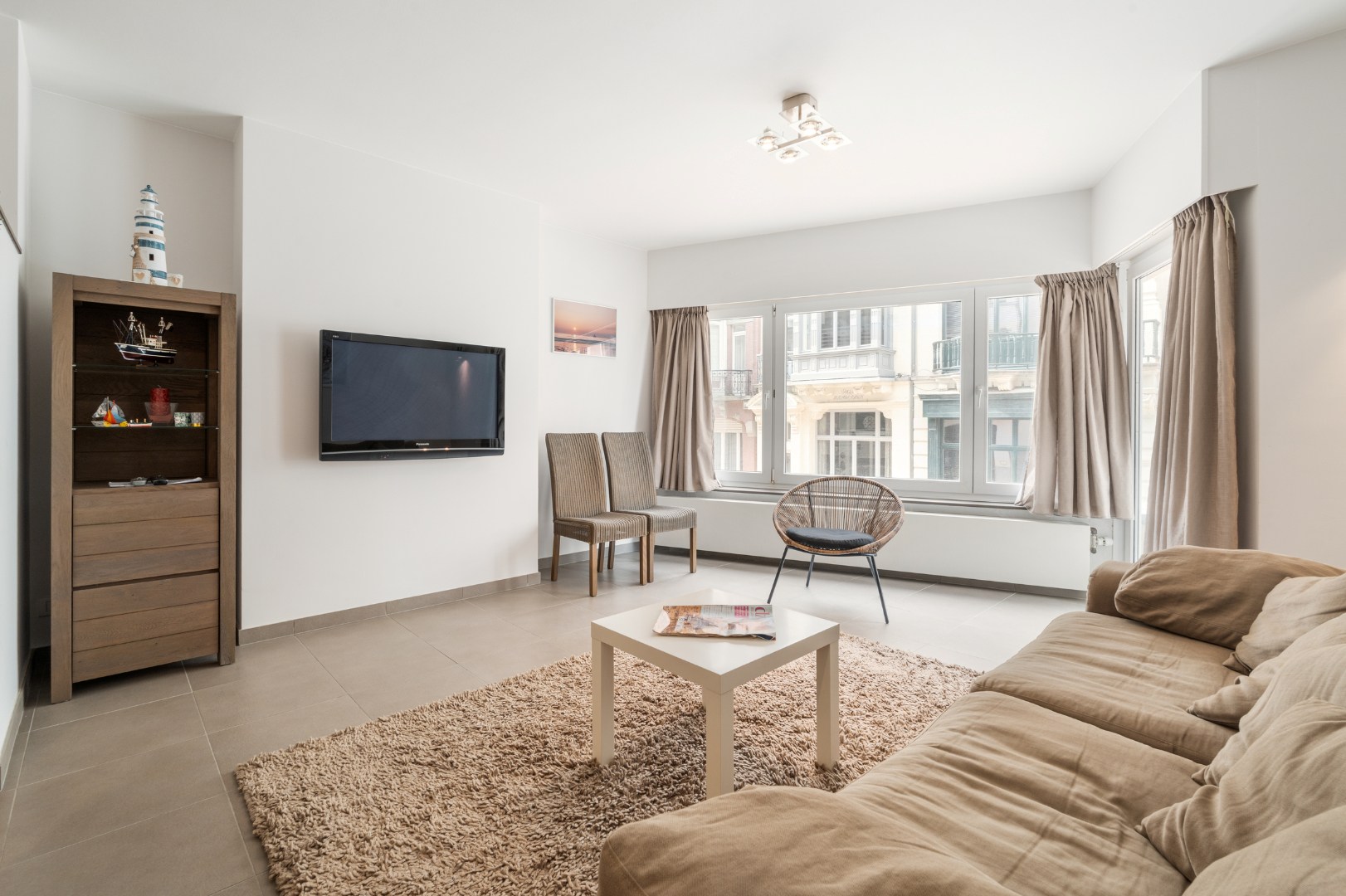 GERENOVEERD APPARTEMENT MET ZIJDELINGS ZEEZICHT: TOPLIGGING !! 