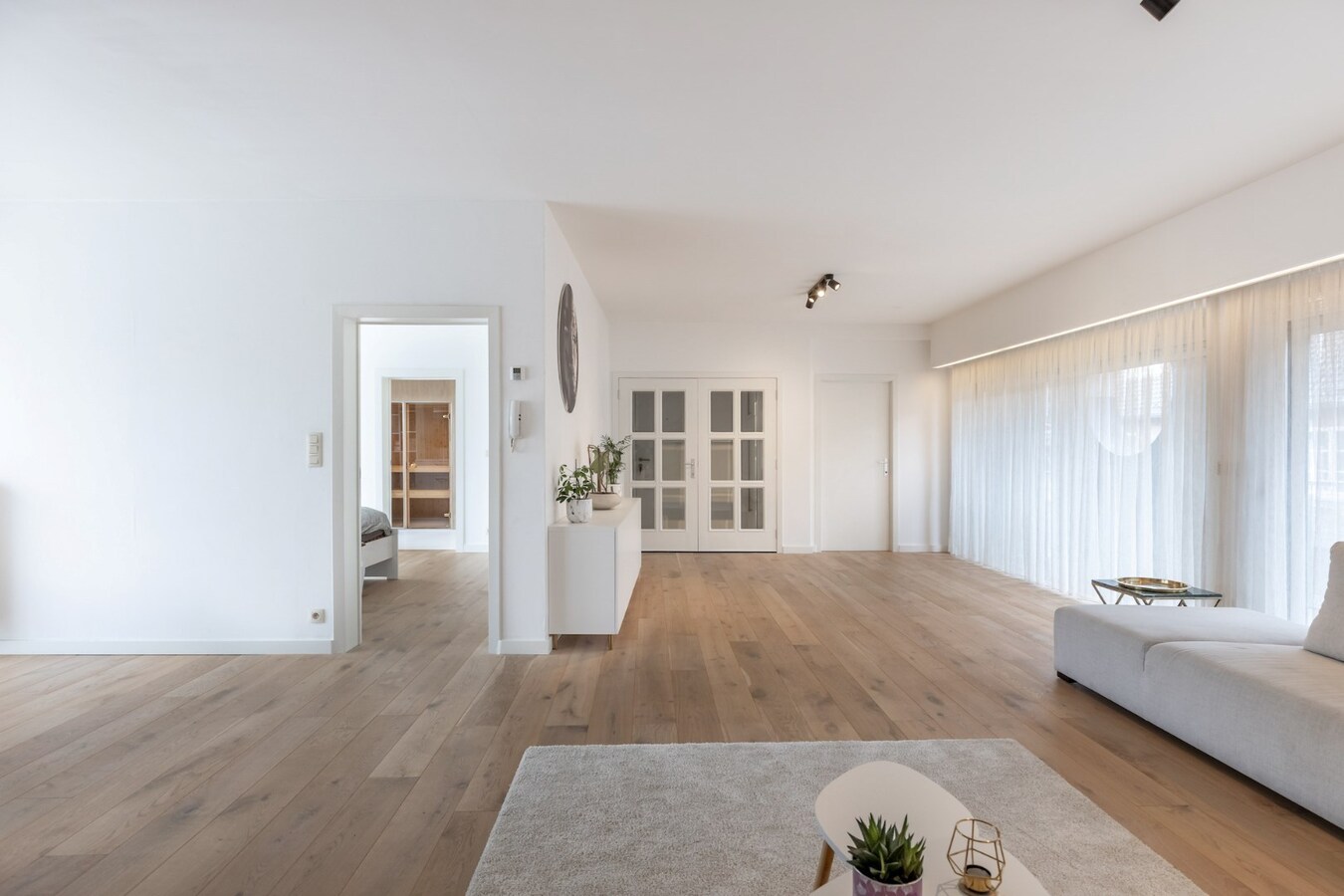 Modern en comfortabel gerenoveerd appartement op de eerste verdieping in het centrum van Neeroeteren 