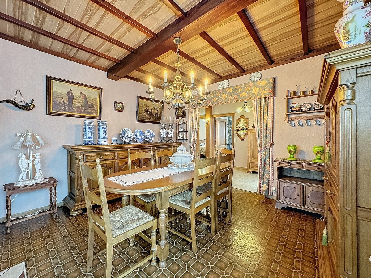 Seventies laagbouw met 2 garages en tuin te Erwetegem 