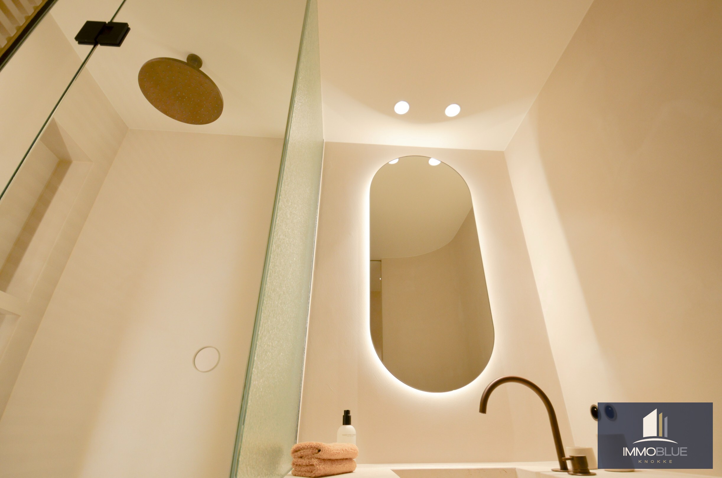 Appartement exceptionnel avec vue frontale sur la mer et une façade d’environ 11,5 mètres, situé au Zoute. 