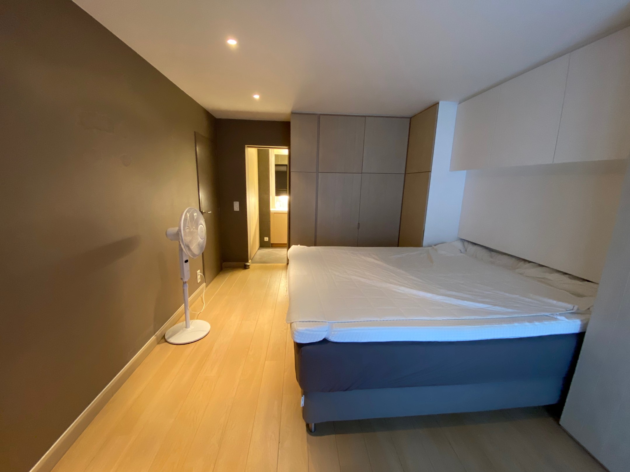 Non-meublé - Appartement spacieux et confortable avec 2 terrasses, idéalement situé sur la Lippenslaan. 