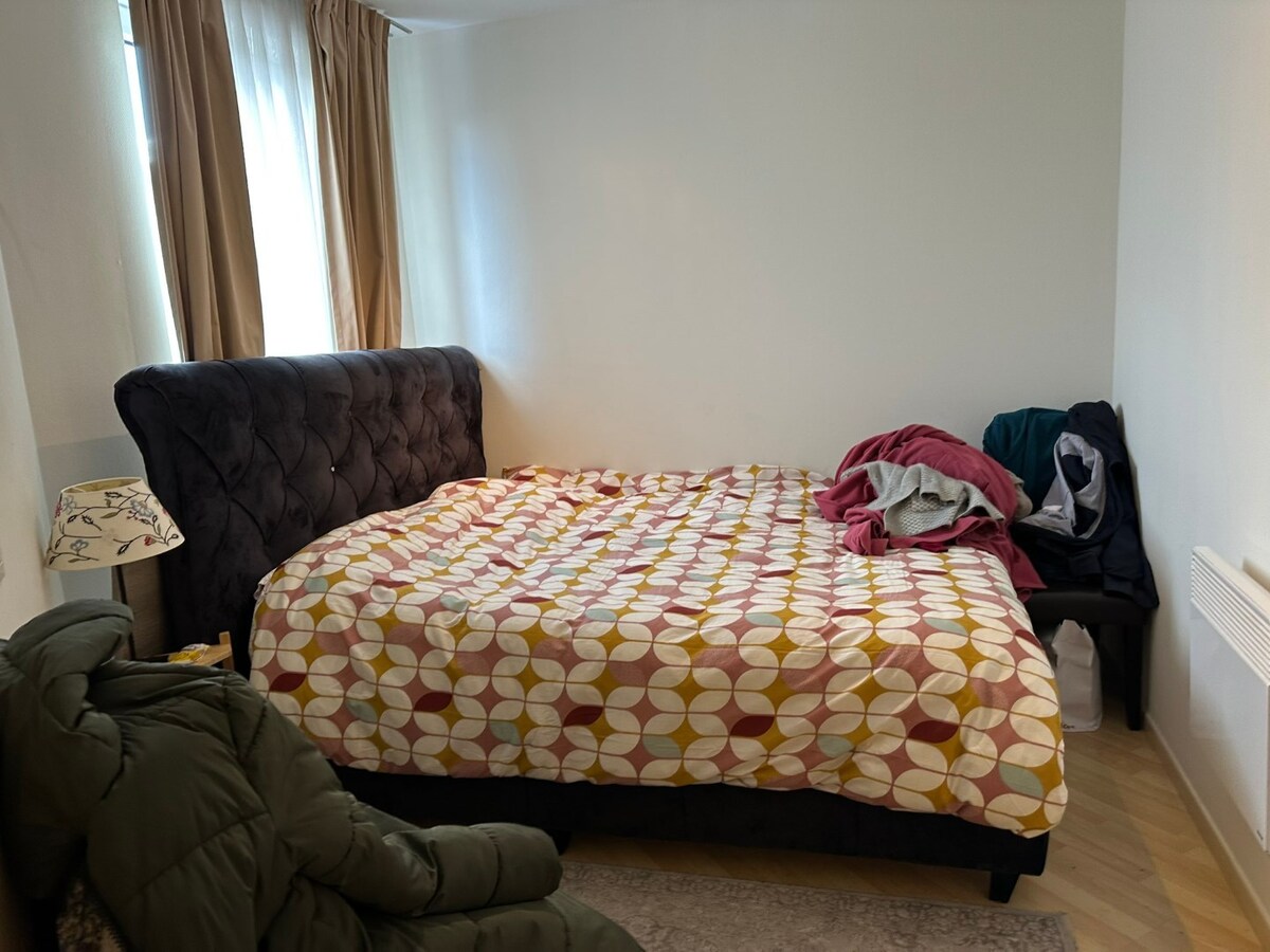 Lichtrijke serviceflat met zonnig terras, privé parking 