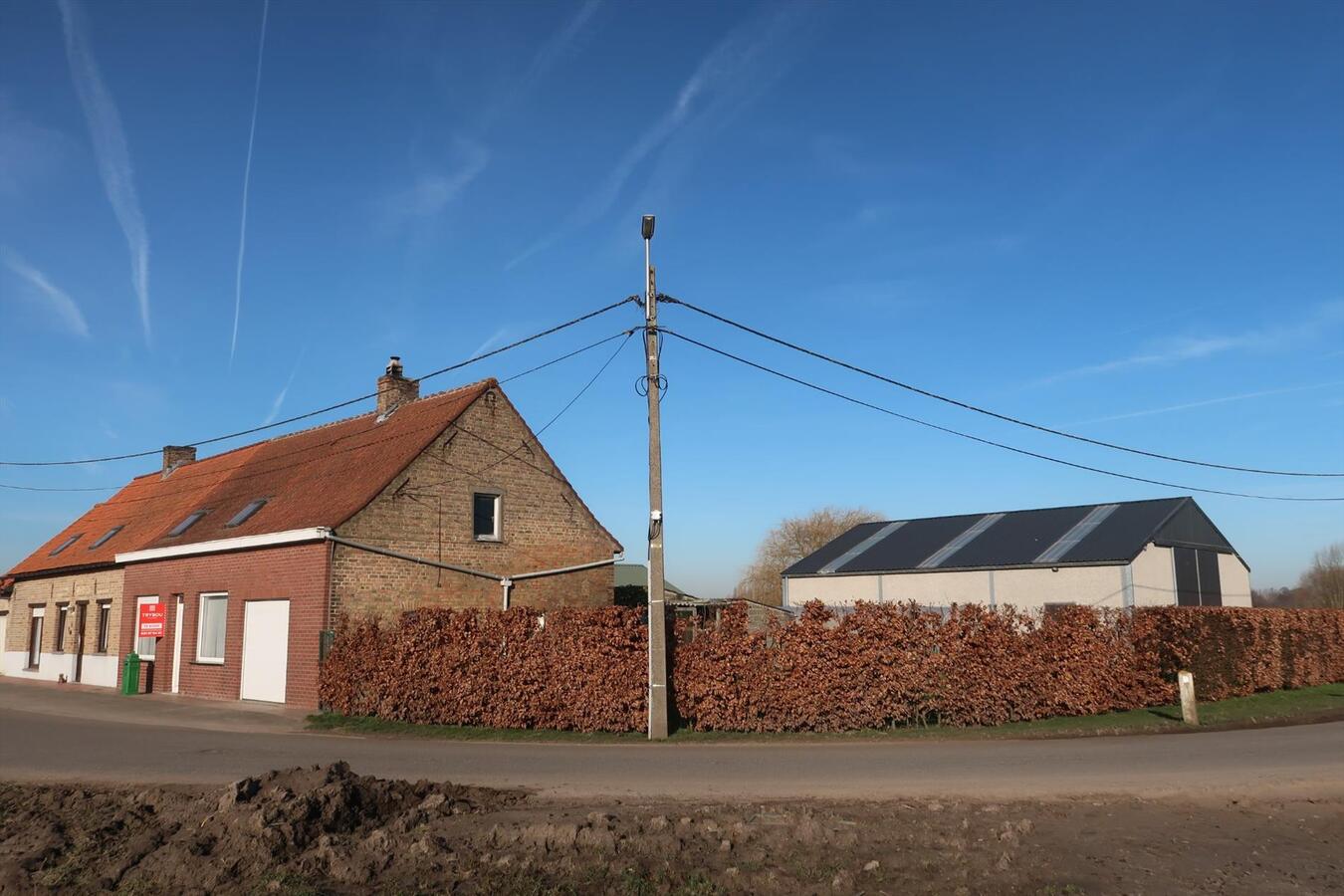 Landelijk gelegen woning met groot bijgebouw op een totale oppervlakte van 4403m² 