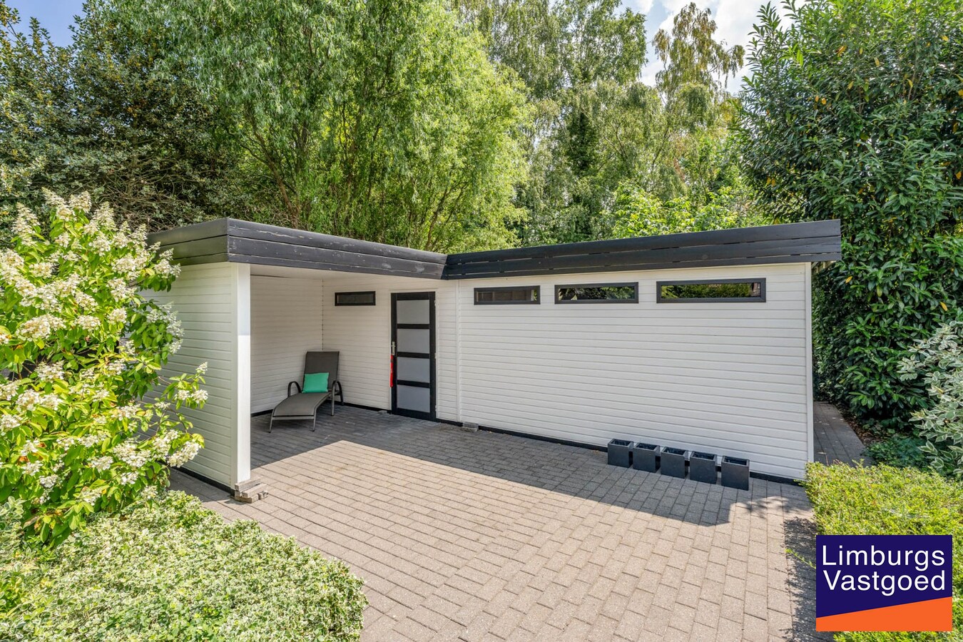 Moderne architectenwoning met mooie tuin en zwembad, 5 slaapkamers in Hasselt, OB op 8a12ca in doodlopende straat 