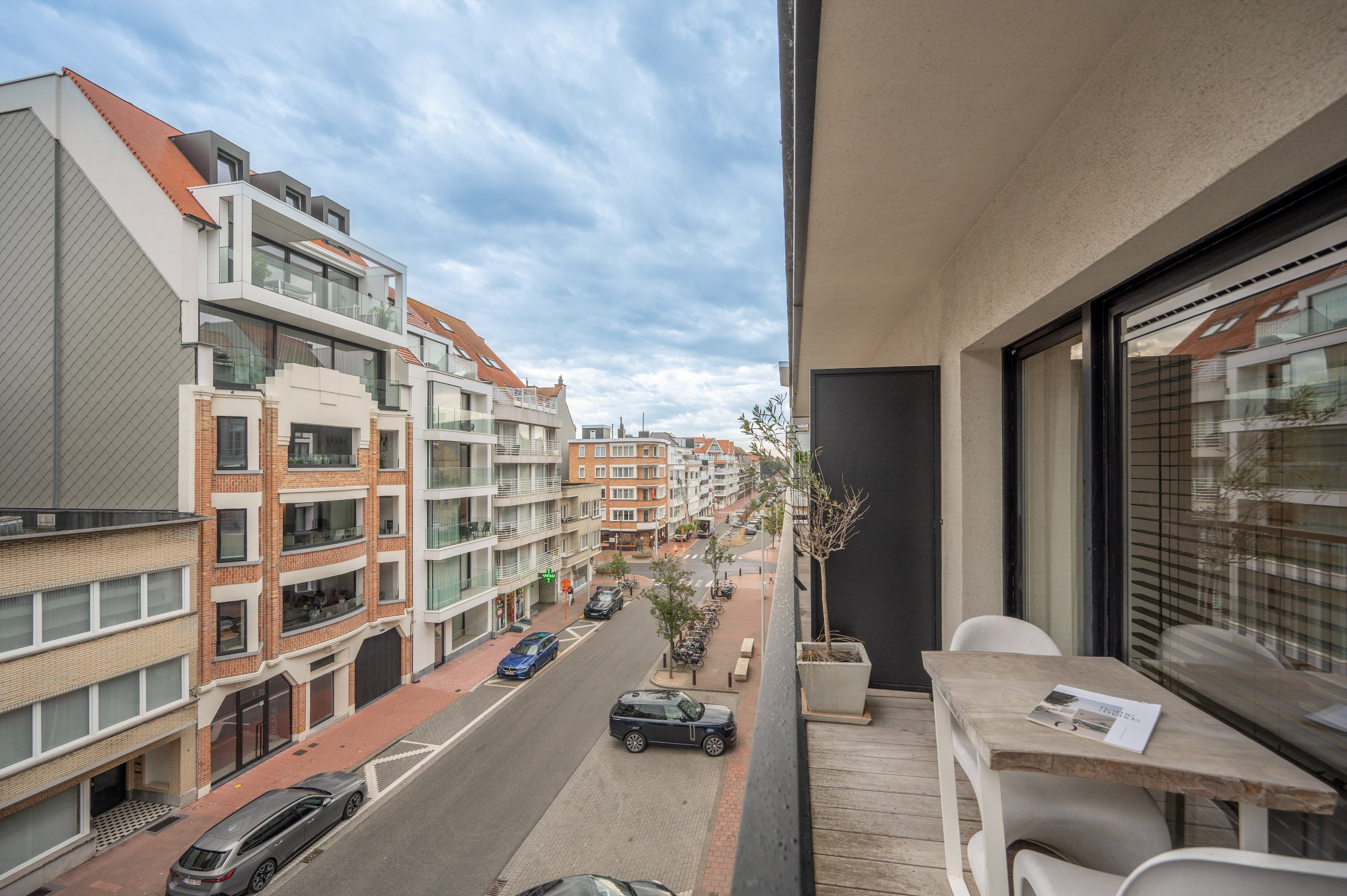 Belle studio prête à emménager avec terrasse à vendre dans le centre de Knokke, à distance de marche de la mer. 