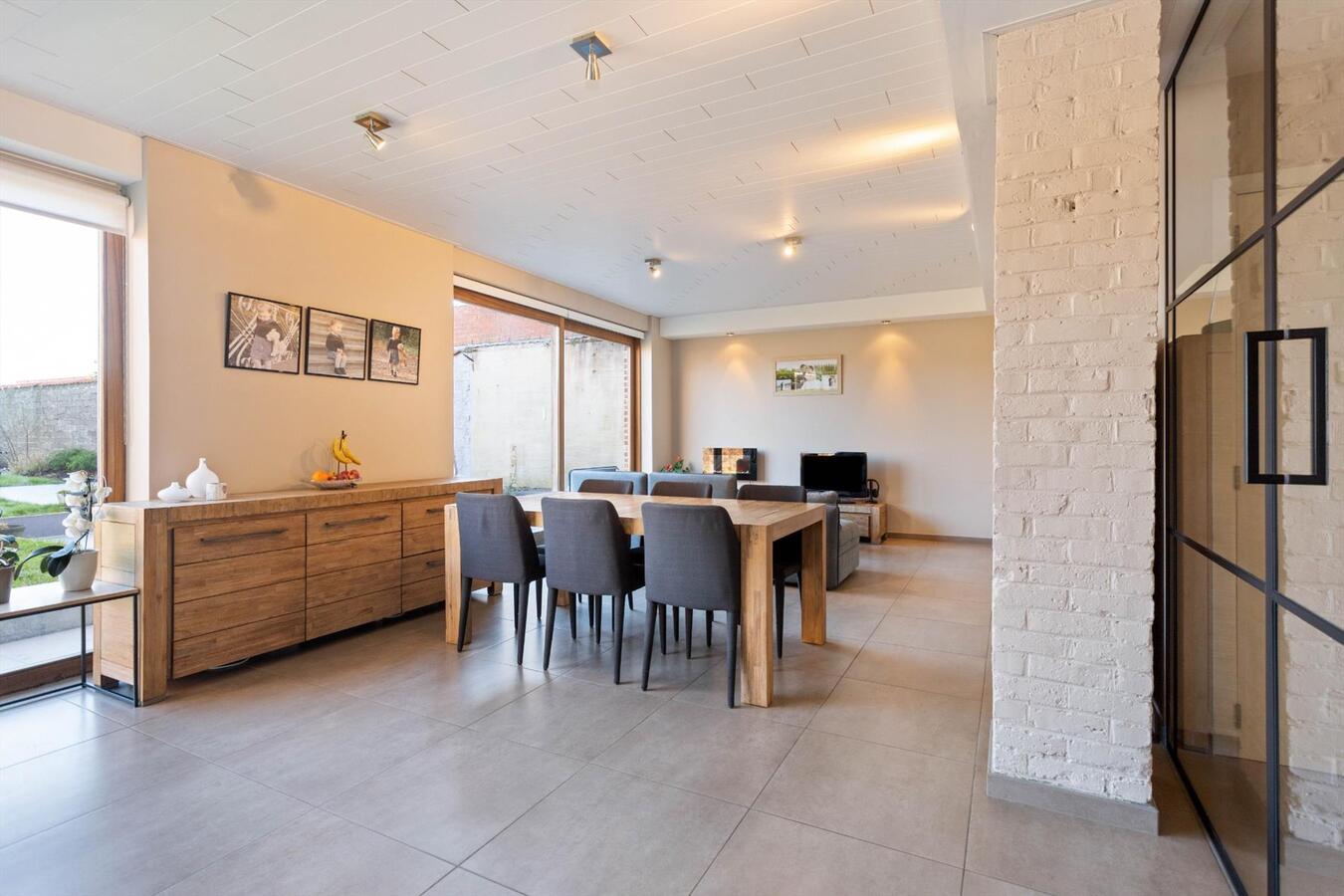 Energiezuinige woning in loftstijl met grote lichtrijke leefruimte. 