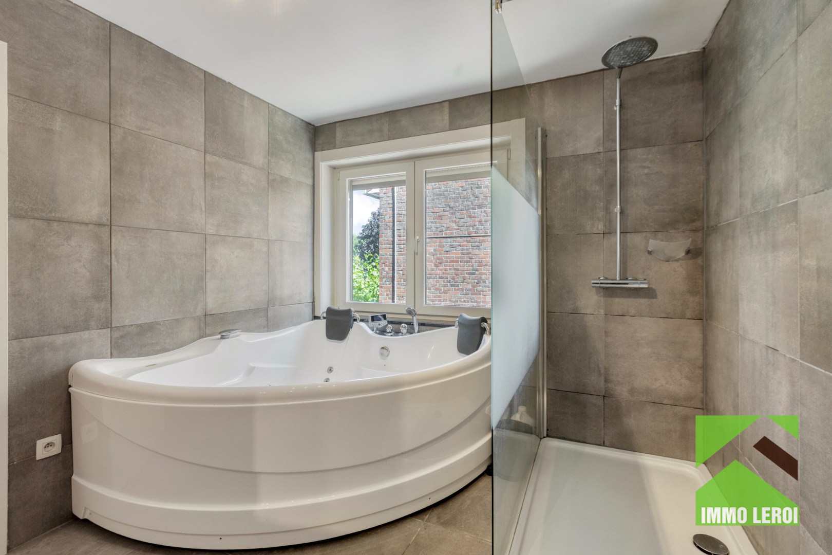 Hoekbad en douche