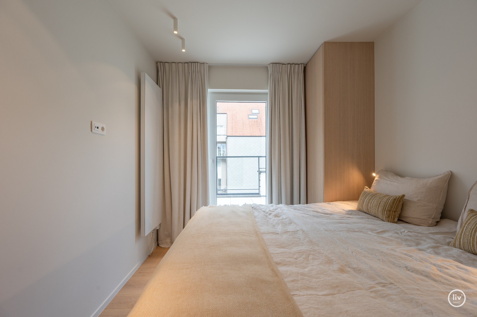 Gerenoveerd penthouse met 2 slaapkamers centraal gelegen op de August Dansestraat te Knokke. 